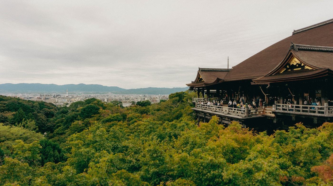 Kiyomizu-dera entourÃ© dâ€™arbres