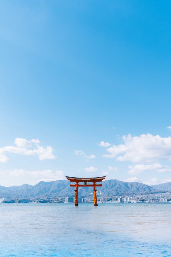 Grand torii de Miyajima dans la mer