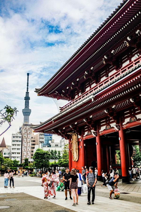Le temple SensÅ-ji avec la Tokyo Skytree Ã  lâ€™arriÃ¨re-plan